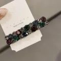 Jolie pince à cheveux en strass colorés sur carte pour des coiffures élégantes et chic. - Irisé