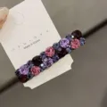 Gros plan détaillé d'une superbe pince à cheveux en strass avec des cristaux roses et violets. - Mélange Violet