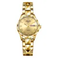 Dettaglio orologio dorato multisfaccettato, quadrante con numeri romani e movimento al quarzo. - Cassa Oro Poligono Quadrante Oro