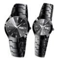 Vue détaillée de montres à quartz noires pour couple avec cadran facetté et calendrier. - Style Leida Noir Cadran Noir / Ensemble Paire de Couple