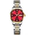 Primer plano detalle de reloj de cuarzo bicolor para mujer con esfera roja y calendario fecha. - Correa Bicolor de 9 Cuentas Esfera Roja