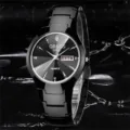 Ανδρικό μαύρο κεραμικό ρολόι quartz με ημερολόγιο και διακοσμητικά στοιχεία για καθημερινή. - Μαύρο Βολφραμίου Άνδρες Διπλό Ημερολόγιο Φωσφορίζον Μαύρο Καντράν