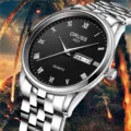Primo piano orologio quarzo uomo, cinturino acciaio inossidabile, quadrante nero romani. - Cinturino in Acciaio Argento Classico Quadrante Nero