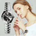 Damen Quarzuhr modische elegante Edelstahl Armbanduhr mit Datumsanzeige und Strasssteinen - 612 Silber Schwarzes Zifferblatt Damen