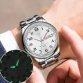 Orologio uomo al quarzo luminoso con cinturino in metallo, quadrante rotondo e datario chiaro. - Stile Numerale-Cinturino Argento Quadrante Bianco