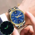 Vista dettagliata dell'orologio al quarzo da uomo 38mm con quadrante blu e lancette luminose. - Stile Numerale-Bicolore Oro Quadrante Blu