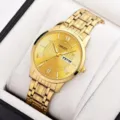 Dettaglio dell'orologio al quarzo dorato con quadrante testurizzato, numeri romani e cinturino. - Stile Audace-Tutto Oro Quadrante 1