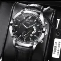 Vue détaillée de la montre quartz pour homme avec cadran noir et bracelet en cuir. - Cadran Noir en Cuir Style Dominant 1