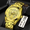 Detailansicht der luxuriösen goldenen mechanischen Uhr mit Skelettzifferblatt. Edles Design. - Zahnrad Ganz Gold Zifferblatt