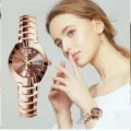 ORUSS Damen Quarzuhr in Roségold mit Strasslünette, Kalenderanzeige, Detailansicht. - 612 Roségold Damen