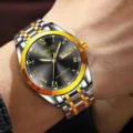 Reloj de cuarzo para hombre bicolor de acero inoxidable con esfera negra y fechador. - Hombres-Romano Dos Tonos Oro Esfera Negra