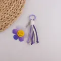 Lindo llavero de flor morada con borla de algodón blanco accesorio para bolso de mano. - Púrpura