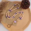 Kralen lanyard van hout en silicone, paarse en natuurlijke kleuren met madeliefje bedel. - Paars