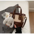 Retro contrasterende kleine schoudertas voor dames met schattige pluche konijnenhanger. - Met Hanger / Broken Wit