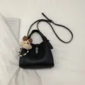 Zwarte emmertas voor vrouwen, stijlvolle schoudertas crossbody tas met leuke berenhanger. - Met Hanger / Zwart