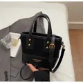 Borsa a mano nera da donna borsa a tracolla in pelle PU casual con accessori in metallo - senza ciondolo / Nero