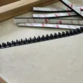 Schwarzer Antirutsch-Zahnstreifen fuer Haarreif mit Klebeunterlage, ideal fuer Haarschmuck. - Rutschfester Streifen