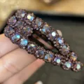 Détail de barrette à cheveux brillante en strass, gros plan de cristal scintillant de qualité. - Rose Pourpre