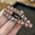 Gros plan détaillé d'une pince à cheveux en strass étincelants, barrette brillante élégante. - Rose Clair