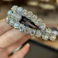 Primo piano dettagliato di una molletta per capelli con strass di lusso, dettagli in cristallo. - Bianco