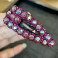 Vista dettagliata di fermaglio per capelli in strass di lusso, lucido clip BB per styling. - Rosso rosa