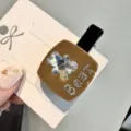 Detalle de pinza de pelo oso de terciopelo con strass, cristal brillante y diseño cuadrado. - Amarillo