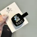 Detalle de pinza de pelo cuadrada de terciopelo con oso de estrás, elegante clip de cristal. - Negro