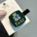 Detalle de horquilla de oso con estrás y terciopelo verde, cristal brillante y elegante. - Verde