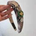 Gros plan sur le serre-tête rétro en jacquard style chinois avec charm nœud de jade et fleur. - Feuille de Bambou - Café