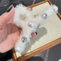 Weißer Netz-Perlen-Strass-Haarklammer, Detailansicht des süßen Mädchen-Haaraccessoires. - Weiß