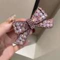 Détail pince a cheveux nœud strass rose gros plan accessoire cheveux cristal brillant élégant - Rose