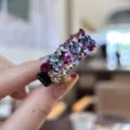 Vue detaillee d une pince a cheveux en strass scintillants,epingle bec de cane coloree chic. - Arc-en-ciel