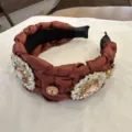 Detalle de diadema ancha trenzada de satén decorada con cristales brillantes y elegantes. - Rojo Ladrillo