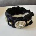 Diadema ancha trenzada negra de lujo con pedrería brillante para peinado de mujer. - Negro
