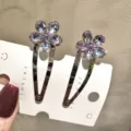 Pince à cheveux fleur de cristal pour femmes, épingle élégante avec strass, vue détaillée. - Violet