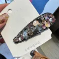 Détail de pince à cheveux en strass exquise avec des cristaux étincelants pour un style chic. - Rose Gris