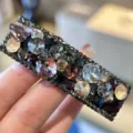 Vue détaillée de la pince à cheveux en strass luxueuse avec des cristaux multicolores brillants. - Gris Foncé Multicolore