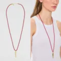 Superbe long collier de perles rouges avec pendentif poisson doré chic, style de vacances. - Collier Pendentif Poisson Or Perles Rouges