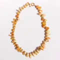 Handgemaakte natuurlijke barokparelketting met gouden onregelmatige parels en elegante OT-sluiting. - Champagne