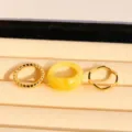 Set de bagues empilables plaquées or 18k avec anneau torsadé, résine jaune et bague ondulée. - Taille unique / Ensemble de Trois Pièces