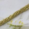 Κοντινό πλάνο από χάντρες γυαλιού 2mm σε μεταλλικό χρυσό χρώμα για DIY κατασκευή κοσμημάτων. - 190 Τεμάχια/Συσκευασία / Ελαφρύ Χρυσό