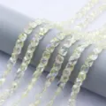 Gedetailleerde opname van lichtgele gefacetteerde vierkante kristallen glazen kralen strengen. - 100 Stuks/Verpakking (6mm) / Kristalgeel