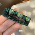 Gros plan détaillé d'une pince à cheveux scintillante en strass verts, éclat de cristal. - Vert