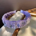 Detalle de diadema de terciopelo morado con cuentas de cristal, accesorio retro. - Púrpura