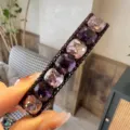 Gros plan détaillé de la pince à cheveux de luxe scintillante avec cristaux violets et roses. - Pince Droit (125643) / Mélange Rouge Violacé