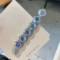 Elegante kristallen haarspeld met kleurrijke glinsterende steden op kaart, stijlvol haaraccessoire. - AB Regenboog