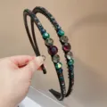 Gros plan d'un serre-tête noir à double brin orné de strass colorés et étincelants. - Multicolore Foncé