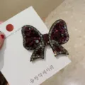 Vue détaillée d'une pince à cheveux nœud en strass scintillants, barrette tendance femme. - Fuchsia