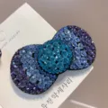 Primer plano detallado de una impresionante pinza para el cabello con lazo de estrás. - Azul Degradado