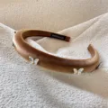Bruine fluwelen haarband detail met sprankelende kristallen vlinders en handgemaakt label. - Koffie